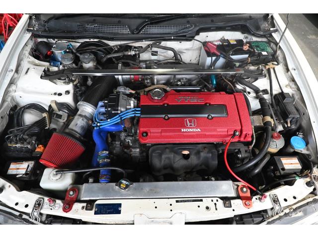 インテグラ タイプＲ　ＶＴＥＣ　Ｂ１８Ｃ　５ＭＴ　フル内装・エアコン・パワステ付　ヘッドカバー交換　車高調　ＬＳＤ　ゼロファイター１５インチＡＷ・マフラー　カーボンボンネット・リップ　クスコＧＴウイング　ＢＴナビ　Ｂカメラ（8枚目）