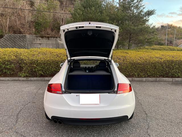 ＴＴクーペ ２．０ＴＦＳＩ　パワーシート　電動式リアウィング　　社外ナビ　ＴＶ　バックカメラ　ＥＴＣ　革巻きステアリング　オートエアコン　キーレス　１９インチ純正アルミホイール　禁煙車（22枚目）