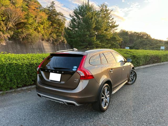 Ｖ６０ クロスカントリー　Ｔ５　ＡＷＤ　ＳＥ　パドルシフト　革シート　純正ＨＤＤナビ　ＴＶ　Ｂｌｕｅｔｏｏｔｈ　シートヒータ　電動シート　バックカメラ　キーレス　ＥＴＣ　１８インチ純正アルミ　オートクルーズコントロール　禁煙車（3枚目）
