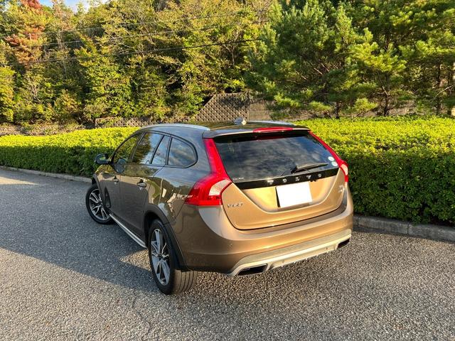 Ｖ６０ クロスカントリー　Ｔ５　ＡＷＤ　ＳＥ　パドルシフト　革シート　純正ＨＤＤナビ　ＴＶ　Ｂｌｕｅｔｏｏｔｈ　シートヒータ　電動シート　バックカメラ　キーレス　ＥＴＣ　１８インチ純正アルミ　オートクルーズコントロール　禁煙車（4枚目）