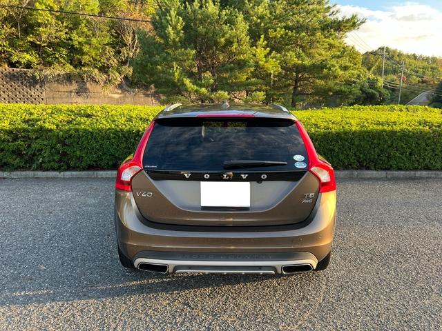 Ｖ６０ クロスカントリー　Ｔ５　ＡＷＤ　ＳＥ　パドルシフト　革シート　純正ＨＤＤナビ　ＴＶ　Ｂｌｕｅｔｏｏｔｈ　シートヒータ　電動シート　バックカメラ　キーレス　ＥＴＣ　１８インチ純正アルミ　オートクルーズコントロール　禁煙車（6枚目）