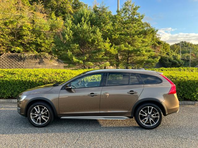 Ｖ６０ クロスカントリー　Ｔ５　ＡＷＤ　ＳＥ　パドルシフト　革シート　純正ＨＤＤナビ　ＴＶ　Ｂｌｕｅｔｏｏｔｈ　シートヒータ　電動シート　バックカメラ　キーレス　ＥＴＣ　１８インチ純正アルミ　オートクルーズコントロール　禁煙車（7枚目）