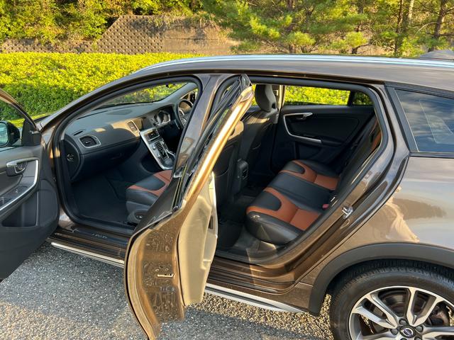 Ｖ６０ クロスカントリー　Ｔ５　ＡＷＤ　ＳＥ　パドルシフト　革シート　純正ＨＤＤナビ　ＴＶ　Ｂｌｕｅｔｏｏｔｈ　シートヒータ　電動シート　バックカメラ　キーレス　ＥＴＣ　１８インチ純正アルミ　オートクルーズコントロール　禁煙車（9枚目）
