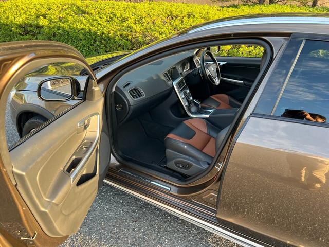 Ｖ６０ クロスカントリー　Ｔ５　ＡＷＤ　ＳＥ　パドルシフト　革シート　純正ＨＤＤナビ　ＴＶ　Ｂｌｕｅｔｏｏｔｈ　シートヒータ　電動シート　バックカメラ　キーレス　ＥＴＣ　１８インチ純正アルミ　オートクルーズコントロール　禁煙車（10枚目）
