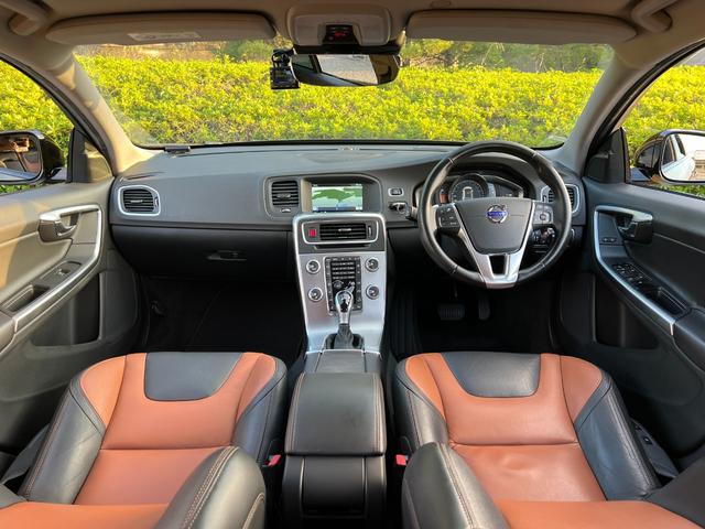 Ｖ６０ クロスカントリー　Ｔ５　ＡＷＤ　ＳＥ　パドルシフト　革シート　純正ＨＤＤナビ　ＴＶ　Ｂｌｕｅｔｏｏｔｈ　シートヒータ　電動シート　バックカメラ　キーレス　ＥＴＣ　１８インチ純正アルミ　オートクルーズコントロール　禁煙車（11枚目）