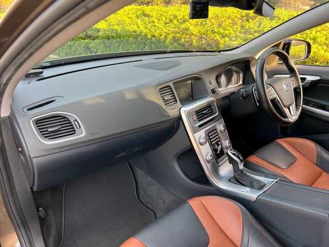 Ｖ６０ クロスカントリー　Ｔ５　ＡＷＤ　ＳＥ　パドルシフト　革シート　純正ＨＤＤナビ　ＴＶ　Ｂｌｕｅｔｏｏｔｈ　シートヒータ　電動シート　バックカメラ　キーレス　ＥＴＣ　１８インチ純正アルミ　オートクルーズコントロール　禁煙車（12枚目）
