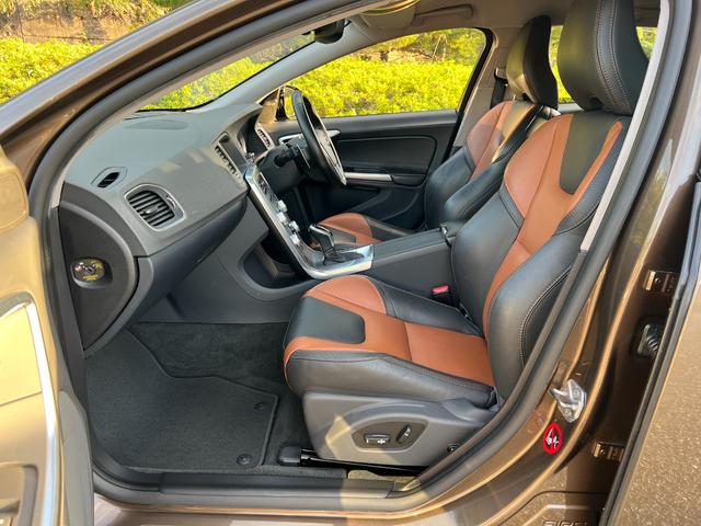 Ｖ６０ クロスカントリー　Ｔ５　ＡＷＤ　ＳＥ　パドルシフト　革シート　純正ＨＤＤナビ　ＴＶ　Ｂｌｕｅｔｏｏｔｈ　シートヒータ　電動シート　バックカメラ　キーレス　ＥＴＣ　１８インチ純正アルミ　オートクルーズコントロール　禁煙車（13枚目）