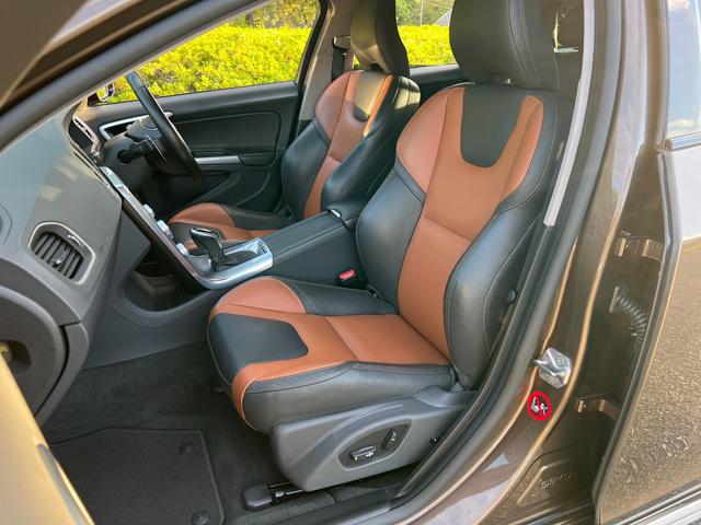 Ｖ６０ クロスカントリー　Ｔ５　ＡＷＤ　ＳＥ　パドルシフト　革シート　純正ＨＤＤナビ　ＴＶ　Ｂｌｕｅｔｏｏｔｈ　シートヒータ　電動シート　バックカメラ　キーレス　ＥＴＣ　１８インチ純正アルミ　オートクルーズコントロール　禁煙車（14枚目）
