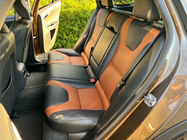 Ｖ６０ クロスカントリー　Ｔ５　ＡＷＤ　ＳＥ　パドルシフト　革シート　純正ＨＤＤナビ　ＴＶ　Ｂｌｕｅｔｏｏｔｈ　シートヒータ　電動シート　バックカメラ　キーレス　ＥＴＣ　１８インチ純正アルミ　オートクルーズコントロール　禁煙車（16枚目）