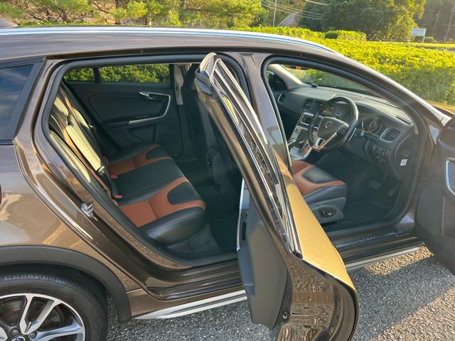 Ｖ６０ クロスカントリー　Ｔ５　ＡＷＤ　ＳＥ　パドルシフト　革シート　純正ＨＤＤナビ　ＴＶ　Ｂｌｕｅｔｏｏｔｈ　シートヒータ　電動シート　バックカメラ　キーレス　ＥＴＣ　１８インチ純正アルミ　オートクルーズコントロール　禁煙車（19枚目）