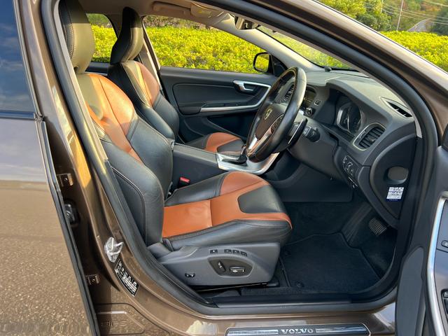 Ｖ６０ クロスカントリー　Ｔ５　ＡＷＤ　ＳＥ　パドルシフト　革シート　純正ＨＤＤナビ　ＴＶ　Ｂｌｕｅｔｏｏｔｈ　シートヒータ　電動シート　バックカメラ　キーレス　ＥＴＣ　１８インチ純正アルミ　オートクルーズコントロール　禁煙車（21枚目）
