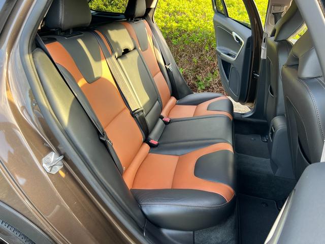 Ｖ６０ クロスカントリー　Ｔ５　ＡＷＤ　ＳＥ　パドルシフト　革シート　純正ＨＤＤナビ　ＴＶ　Ｂｌｕｅｔｏｏｔｈ　シートヒータ　電動シート　バックカメラ　キーレス　ＥＴＣ　１８インチ純正アルミ　オートクルーズコントロール　禁煙車（24枚目）