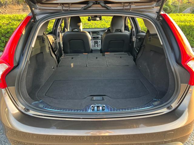 Ｖ６０ クロスカントリー　Ｔ５　ＡＷＤ　ＳＥ　パドルシフト　革シート　純正ＨＤＤナビ　ＴＶ　Ｂｌｕｅｔｏｏｔｈ　シートヒータ　電動シート　バックカメラ　キーレス　ＥＴＣ　１８インチ純正アルミ　オートクルーズコントロール　禁煙車（33枚目）