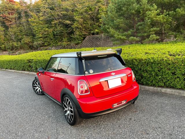 ＭＩＮＩ クーパー　プッシュスタート　社外ナビ　ＴＶ　バックカメラ　Ｂｌｕｅｔｏｏｔｈ　ドライブレコーダー　革巻きステアリング　オートエアコン　ＥＴＣ　社外マフラー　社外Ｒスポイラー　社外１７インチアルミホイール（3枚目）