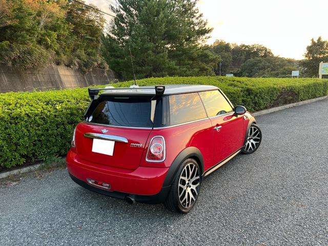 ＭＩＮＩ クーパー　プッシュスタート　社外ナビ　ＴＶ　バックカメラ　Ｂｌｕｅｔｏｏｔｈ　ドライブレコーダー　革巻きステアリング　オートエアコン　ＥＴＣ　社外マフラー　社外Ｒスポイラー　社外１７インチアルミホイール（4枚目）