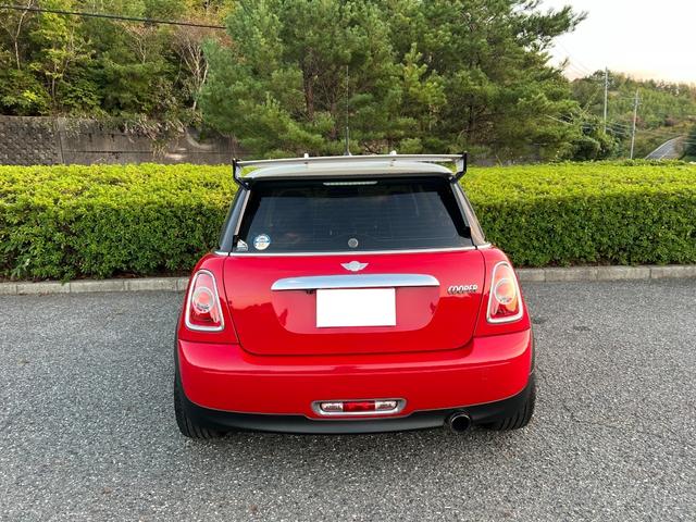 ＭＩＮＩ クーパー　プッシュスタート　社外ナビ　ＴＶ　バックカメラ　Ｂｌｕｅｔｏｏｔｈ　ドライブレコーダー　革巻きステアリング　オートエアコン　ＥＴＣ　社外マフラー　社外Ｒスポイラー　社外１７インチアルミホイール（6枚目）
