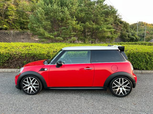 ＭＩＮＩ クーパー　プッシュスタート　社外ナビ　ＴＶ　バックカメラ　Ｂｌｕｅｔｏｏｔｈ　ドライブレコーダー　革巻きステアリング　オートエアコン　ＥＴＣ　社外マフラー　社外Ｒスポイラー　社外１７インチアルミホイール（7枚目）