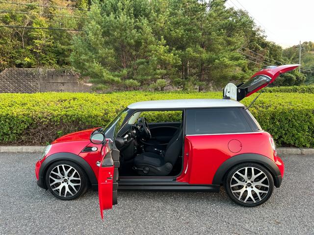 ＭＩＮＩ クーパー　プッシュスタート　社外ナビ　ＴＶ　バックカメラ　Ｂｌｕｅｔｏｏｔｈ　ドライブレコーダー　革巻きステアリング　オートエアコン　ＥＴＣ　社外マフラー　社外Ｒスポイラー　社外１７インチアルミホイール（8枚目）