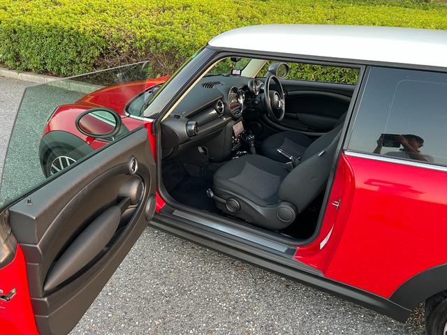 ＭＩＮＩ クーパー　プッシュスタート　社外ナビ　ＴＶ　バックカメラ　Ｂｌｕｅｔｏｏｔｈ　ドライブレコーダー　革巻きステアリング　オートエアコン　ＥＴＣ　社外マフラー　社外Ｒスポイラー　社外１７インチアルミホイール（9枚目）