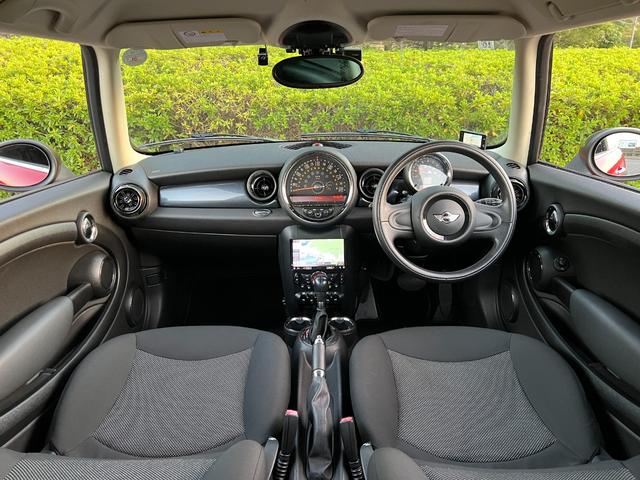 ＭＩＮＩ クーパー　プッシュスタート　社外ナビ　ＴＶ　バックカメラ　Ｂｌｕｅｔｏｏｔｈ　ドライブレコーダー　革巻きステアリング　オートエアコン　ＥＴＣ　社外マフラー　社外Ｒスポイラー　社外１７インチアルミホイール（10枚目）