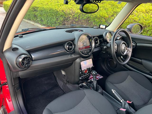ＭＩＮＩ クーパー　プッシュスタート　社外ナビ　ＴＶ　バックカメラ　Ｂｌｕｅｔｏｏｔｈ　ドライブレコーダー　革巻きステアリング　オートエアコン　ＥＴＣ　社外マフラー　社外Ｒスポイラー　社外１７インチアルミホイール（11枚目）