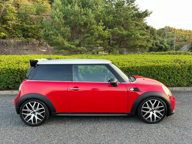 ＭＩＮＩ クーパー　プッシュスタート　社外ナビ　ＴＶ　バックカメラ　Ｂｌｕｅｔｏｏｔｈ　ドライブレコーダー　革巻きステアリング　オートエアコン　ＥＴＣ　社外マフラー　社外Ｒスポイラー　社外１７インチアルミホイール（15枚目）