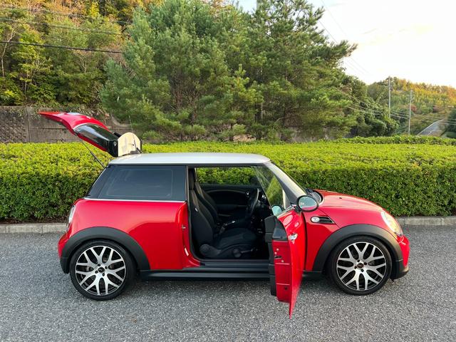 ＭＩＮＩ クーパー　プッシュスタート　社外ナビ　ＴＶ　バックカメラ　Ｂｌｕｅｔｏｏｔｈ　ドライブレコーダー　革巻きステアリング　オートエアコン　ＥＴＣ　社外マフラー　社外Ｒスポイラー　社外１７インチアルミホイール（16枚目）