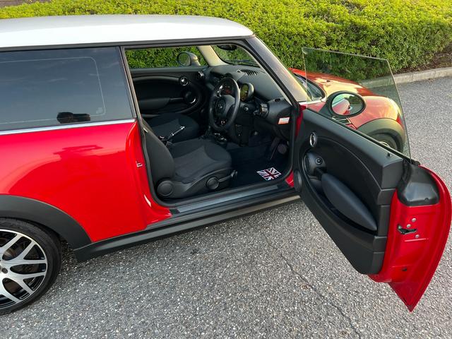 ＭＩＮＩ クーパー　プッシュスタート　社外ナビ　ＴＶ　バックカメラ　Ｂｌｕｅｔｏｏｔｈ　ドライブレコーダー　革巻きステアリング　オートエアコン　ＥＴＣ　社外マフラー　社外Ｒスポイラー　社外１７インチアルミホイール（17枚目）