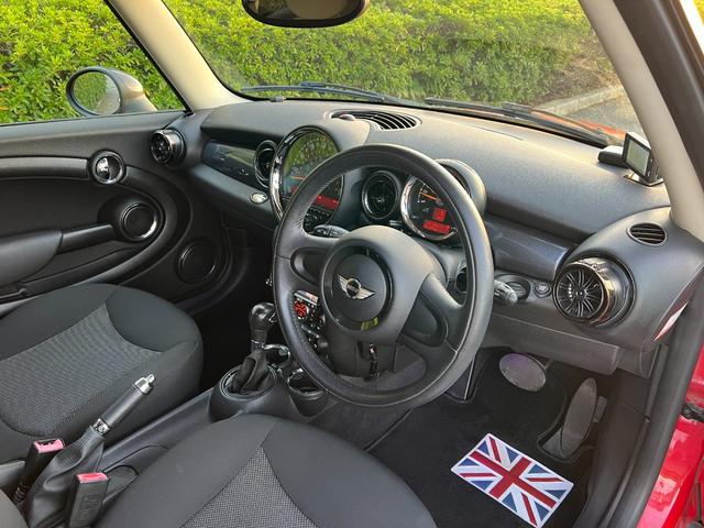 ＭＩＮＩ クーパー　プッシュスタート　社外ナビ　ＴＶ　バックカメラ　Ｂｌｕｅｔｏｏｔｈ　ドライブレコーダー　革巻きステアリング　オートエアコン　ＥＴＣ　社外マフラー　社外Ｒスポイラー　社外１７インチアルミホイール（18枚目）