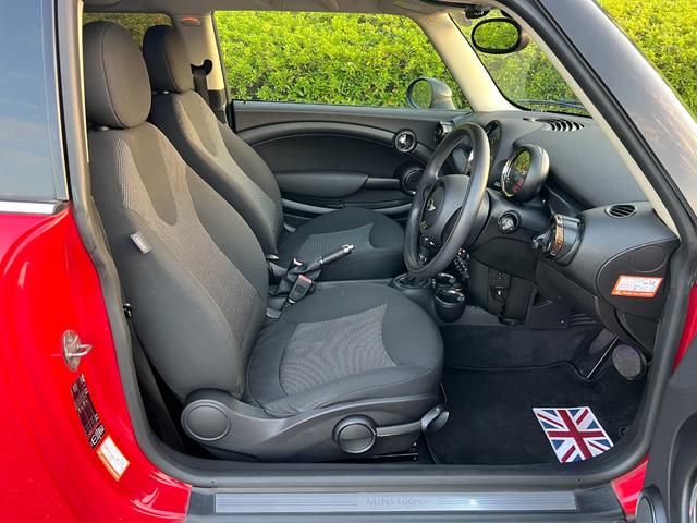 ＭＩＮＩ クーパー　プッシュスタート　社外ナビ　ＴＶ　バックカメラ　Ｂｌｕｅｔｏｏｔｈ　ドライブレコーダー　革巻きステアリング　オートエアコン　ＥＴＣ　社外マフラー　社外Ｒスポイラー　社外１７インチアルミホイール（19枚目）