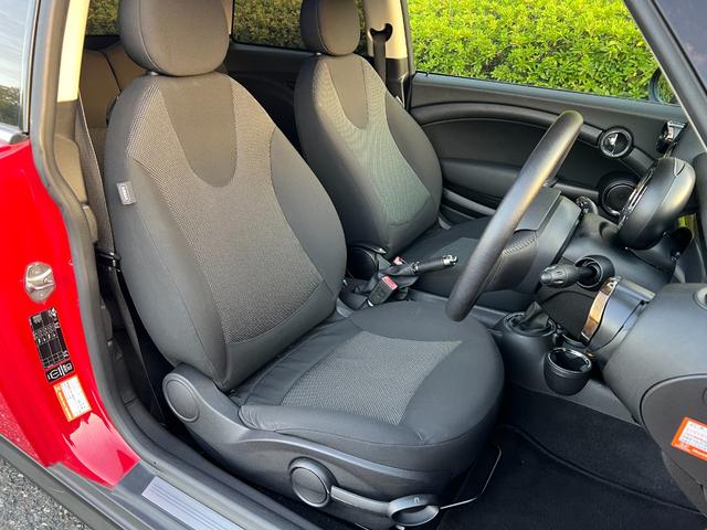 ＭＩＮＩ クーパー　プッシュスタート　社外ナビ　ＴＶ　バックカメラ　Ｂｌｕｅｔｏｏｔｈ　ドライブレコーダー　革巻きステアリング　オートエアコン　ＥＴＣ　社外マフラー　社外Ｒスポイラー　社外１７インチアルミホイール（20枚目）