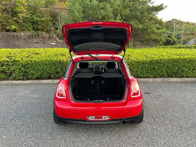 ＭＩＮＩ クーパー　プッシュスタート　社外ナビ　ＴＶ　バックカメラ　Ｂｌｕｅｔｏｏｔｈ　ドライブレコーダー　革巻きステアリング　オートエアコン　ＥＴＣ　社外マフラー　社外Ｒスポイラー　社外１７インチアルミホイール（24枚目）