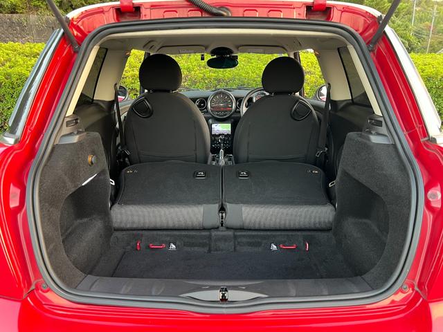 ＭＩＮＩ クーパー　プッシュスタート　社外ナビ　ＴＶ　バックカメラ　Ｂｌｕｅｔｏｏｔｈ　ドライブレコーダー　革巻きステアリング　オートエアコン　ＥＴＣ　社外マフラー　社外Ｒスポイラー　社外１７インチアルミホイール（26枚目）