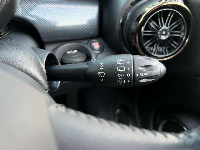 ＭＩＮＩ クーパー　プッシュスタート　社外ナビ　ＴＶ　バックカメラ　Ｂｌｕｅｔｏｏｔｈ　ドライブレコーダー　革巻きステアリング　オートエアコン　ＥＴＣ　社外マフラー　社外Ｒスポイラー　社外１７インチアルミホイール（41枚目）