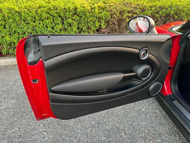 ＭＩＮＩ クーパー　プッシュスタート　社外ナビ　ＴＶ　バックカメラ　Ｂｌｕｅｔｏｏｔｈ　ドライブレコーダー　革巻きステアリング　オートエアコン　ＥＴＣ　社外マフラー　社外Ｒスポイラー　社外１７インチアルミホイール（50枚目）
