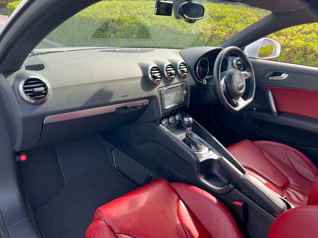 車内には気になる匂いや目立った傷、汚れ箇所などもありません。