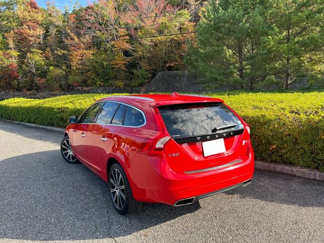 V60 T5 ラグジュアリーエディション サンルーフ 8速AT(アイシン)パドルシフト 白本革シート シートヒータ 電動シート 革巻きステアリング HDDナビ TV Bluetooth付 バックカメラ ETC 18インチ純正アルミホイール(3枚目)