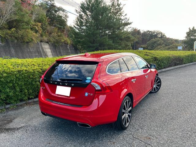 V60 T5 ラグジュアリーエディション サンルーフ 8速AT(アイシン)パドルシフト 白本革シート シートヒータ 電動シート 革巻きステアリング HDDナビ TV Bluetooth付 バックカメラ ETC 18インチ純正アルミホイール(4枚目)