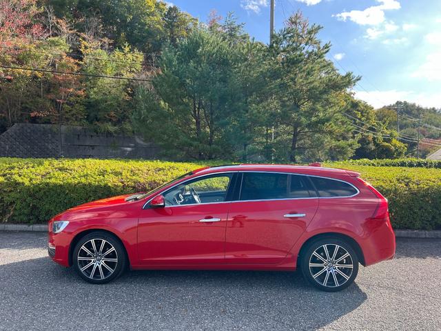 V60 T5 ラグジュアリーエディション サンルーフ 8速AT(アイシン)パドルシフト 白本革シート シートヒータ 電動シート 革巻きステアリング HDDナビ TV Bluetooth付 バックカメラ ETC 18インチ純正アルミホイール(7枚目)