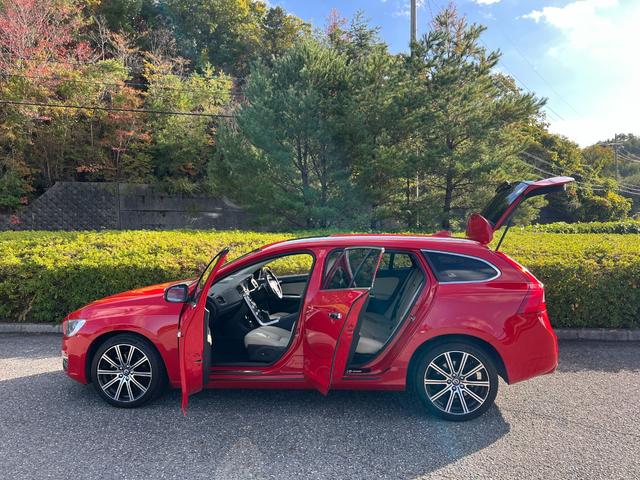 V60 T5 ラグジュアリーエディション サンルーフ 8速AT(アイシン)パドルシフト 白本革シート シートヒータ 電動シート 革巻きステアリング HDDナビ TV Bluetooth付 バックカメラ ETC 18インチ純正アルミホイール(8枚目)