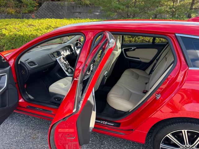 V60 T5 ラグジュアリーエディション サンルーフ 8速AT(アイシン)パドルシフト 白本革シート シートヒータ 電動シート 革巻きステアリング HDDナビ TV Bluetooth付 バックカメラ ETC 18インチ純正アルミホイール(9枚目)