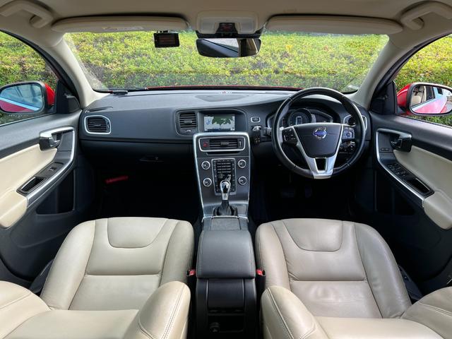 V60 T5 ラグジュアリーエディション サンルーフ 8速AT(アイシン)パドルシフト 白本革シート シートヒータ 電動シート 革巻きステアリング HDDナビ TV Bluetooth付 バックカメラ ETC 18インチ純正アルミホイール(11枚目)