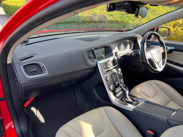 V60 T5 ラグジュアリーエディション サンルーフ 8速AT(アイシン)パドルシフト 白本革シート シートヒータ 電動シート 革巻きステアリング HDDナビ TV Bluetooth付 バックカメラ ETC 18インチ純正アルミホイール(12枚目)