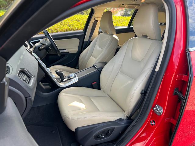 V60 T5 ラグジュアリーエディション サンルーフ 8速AT(アイシン)パドルシフト 白本革シート シートヒータ 電動シート 革巻きステアリング HDDナビ TV Bluetooth付 バックカメラ ETC 18インチ純正アルミホイール(14枚目)