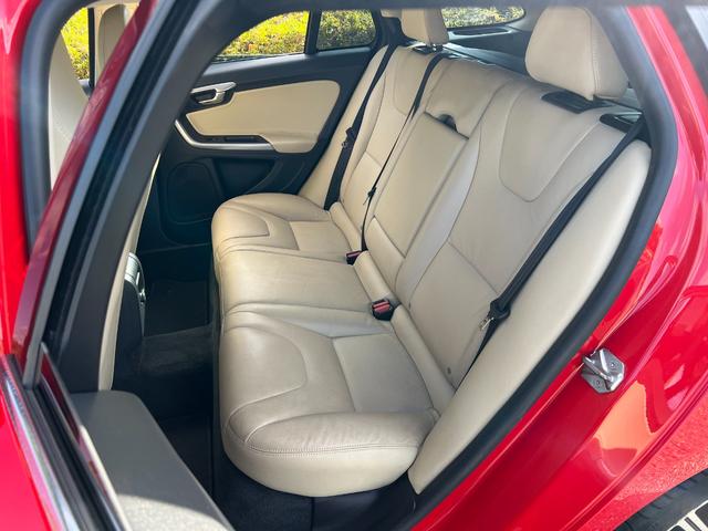 V60 T5 ラグジュアリーエディション サンルーフ 8速AT(アイシン)パドルシフト 白本革シート シートヒータ 電動シート 革巻きステアリング HDDナビ TV Bluetooth付 バックカメラ ETC 18インチ純正アルミホイール(15枚目)