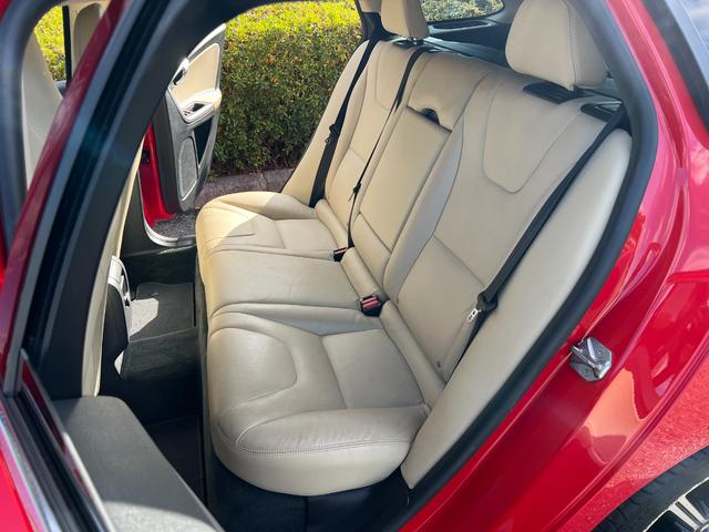 V60 T5 ラグジュアリーエディション サンルーフ 8速AT(アイシン)パドルシフト 白本革シート シートヒータ 電動シート 革巻きステアリング HDDナビ TV Bluetooth付 バックカメラ ETC 18インチ純正アルミホイール(16枚目)