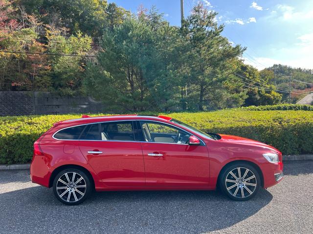 V60 T5 ラグジュアリーエディション サンルーフ 8速AT(アイシン)パドルシフト 白本革シート シートヒータ 電動シート 革巻きステアリング HDDナビ TV Bluetooth付 バックカメラ ETC 18インチ純正アルミホイール(17枚目)