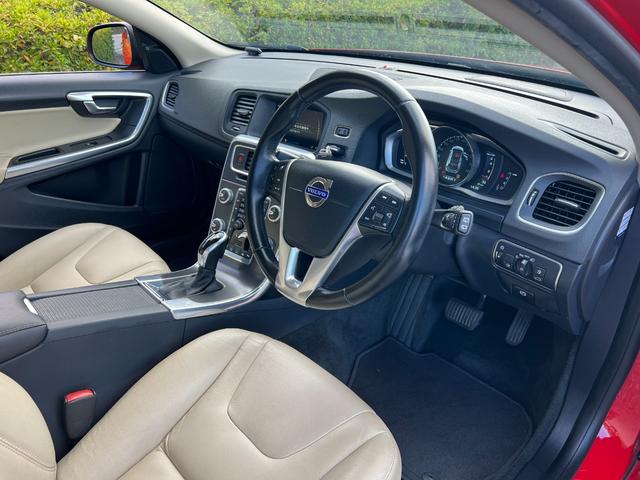 V60 T5 ラグジュアリーエディション サンルーフ 8速AT(アイシン)パドルシフト 白本革シート シートヒータ 電動シート 革巻きステアリング HDDナビ TV Bluetooth付 バックカメラ ETC 18インチ純正アルミホイール(19枚目)