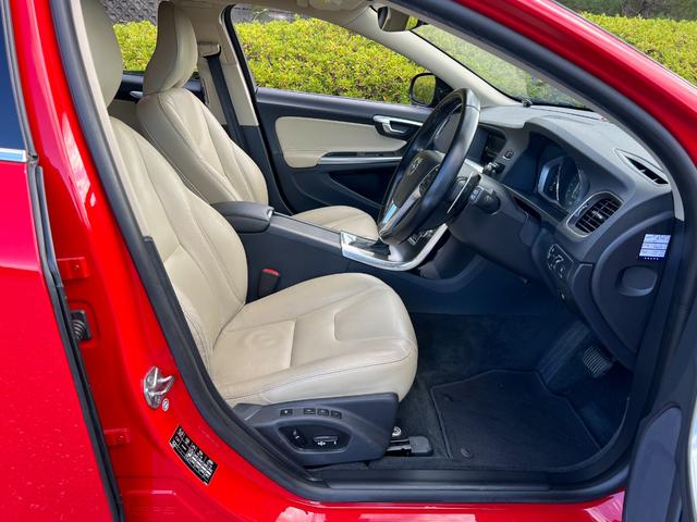 V60 T5 ラグジュアリーエディション サンルーフ 8速AT(アイシン)パドルシフト 白本革シート シートヒータ 電動シート 革巻きステアリング HDDナビ TV Bluetooth付 バックカメラ ETC 18インチ純正アルミホイール(20枚目)
