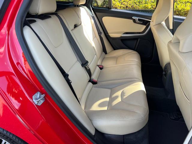V60 T5 ラグジュアリーエディション サンルーフ 8速AT(アイシン)パドルシフト 白本革シート シートヒータ 電動シート 革巻きステアリング HDDナビ TV Bluetooth付 バックカメラ ETC 18インチ純正アルミホイール(22枚目)